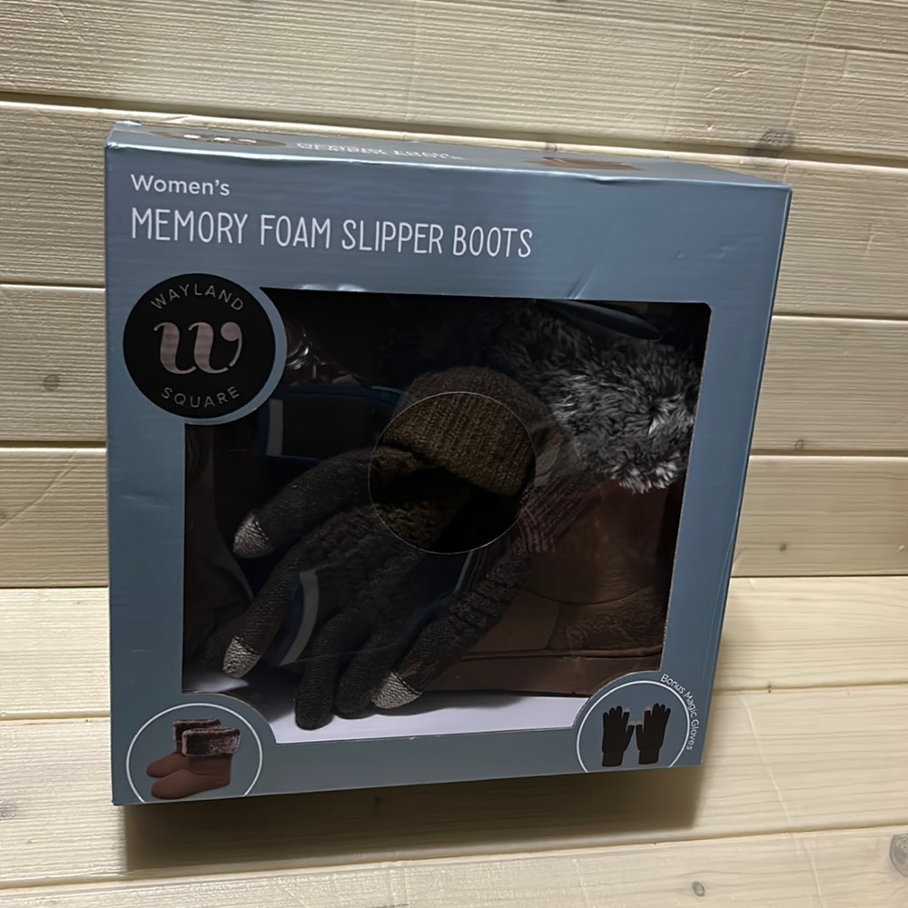 Women’s memory foam slipper boots with gloves NWT